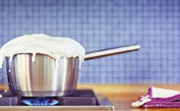 Neden süt aşırı kaynadığında taşıp dökülüyor da su dökülmüyor? İşte bilimin cevabı