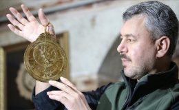 Astronomi bilginlerinin kullandığı usturlabın kopyalarını yapıyor