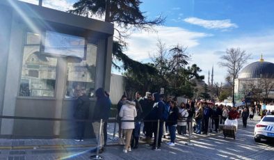 Ayasofya-i Kebir Camii Şerifi’nde turistler ücret ödemeye başladı