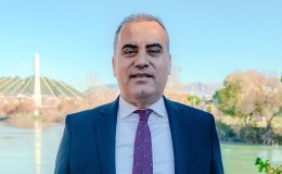 Manavgat’ta ibre Turgay Akar’ı gösteriyor