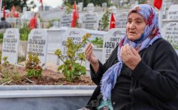 Depremde ailesinden 11 kişiyi kaybeden yaşlı kadın mezarlıktan ayrılamıyor