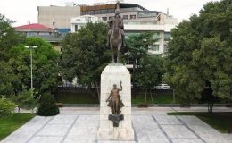 Sultan Abdülaziz’in cami temeli üzerine dikilen İsmet İnönü heykelini İBB koruma altına aldı