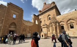 Turistler rotayı İshak Paşa Sarayı’na çevirdi