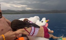 Burdur’da Salda Gölü’nün ortasında mahsur kalan küçük kızı böyle kurtardı