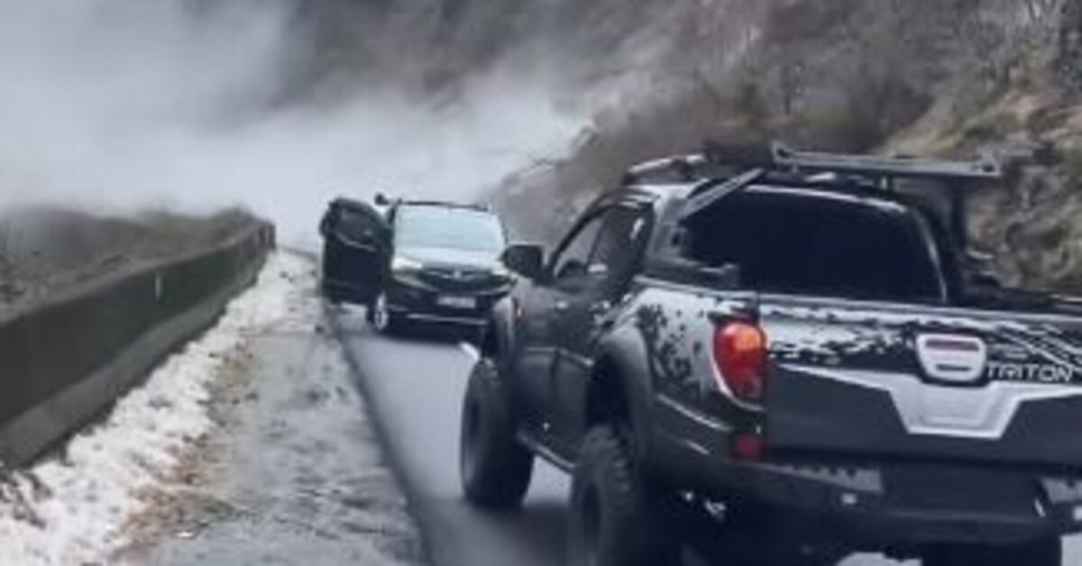 Hopa-Borçka karayolunda heyelan! Trafiğe kapandı